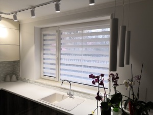 белые шторы день ночь на кухне